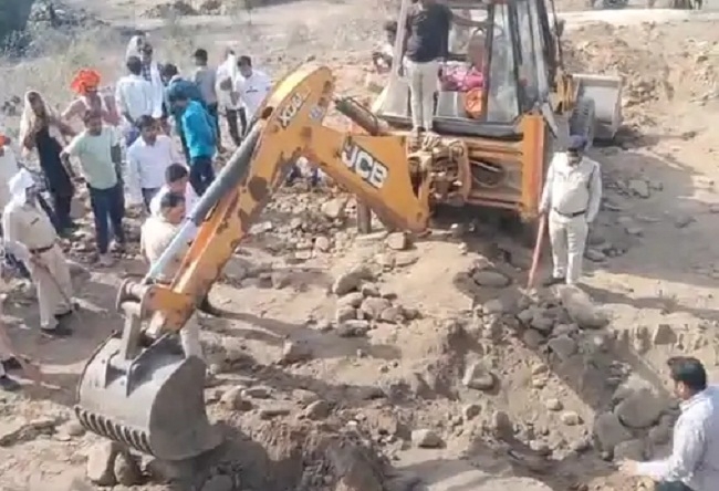 मुड़ारी गांव में खुदाई