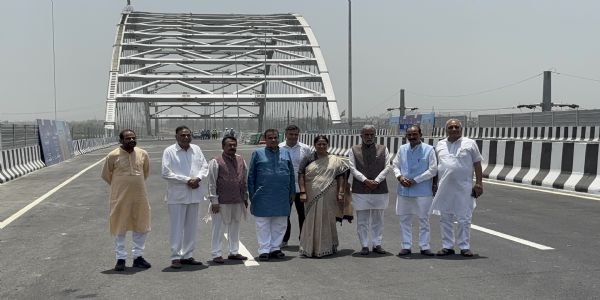 नई दिल्ली में मंगलवार को एनएच-148एनए के अंतर्गत डीएनडी-महारानी बाग से फरीदाबाद-बल्लभगढ़ बाईपास तक निर्माणाधीन छह लेन एक्सेस कंट्रोल्ड राजमार्ग परियोजना का निरीक्षण करते केंद्रीय सड़क परिवहन एवं राजमार्ग मंत्री नितिन गडकरी तथा दिल्ली की मुख्यमंत्री रेखा गुप्ता। नई दिल्ली में मंगलवार को एनएच-148एनए के अंतर्गत डीएनडी-महारानी बाग से फरीदाबाद-बल्लभगढ़ बाईपास तक निर्माणाधीन छह लेन एक्सेस कंट्रोल्ड राजमार्ग परियोजना का निरीक्षण करते केंद्रीय सड़क परिवहन एवं राजमार्ग मंत्री नितिन गडकरी तथा दिल्ली की मुख्यमंत्री रेखा गुप्ता।