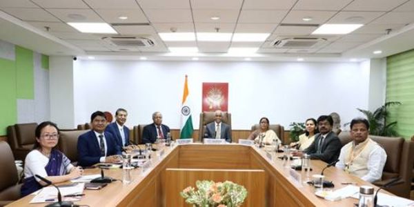एनएचआरसी के अध्यक्ष न्यायमूर्ति रामासुब्रमणियन के साथ अन्य लोग मौजूद। एनएचआरसी के अध्यक्ष न्यायमूर्ति रामासुब्रमणियन के साथ अन्य लोग मौजूद।