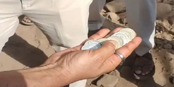 खुदाई में निकले ब्रिटिशकालीन 13 सिक्के
