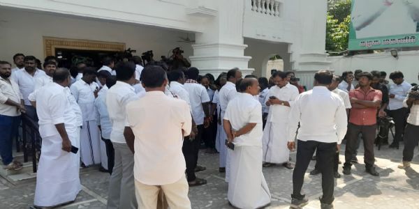 अखिल भारतीय अन्ना द्रविड़ मुनेत्र कड़गम अखिल भारतीय अन्ना द्रविड़ मुनेत्र कड़गम