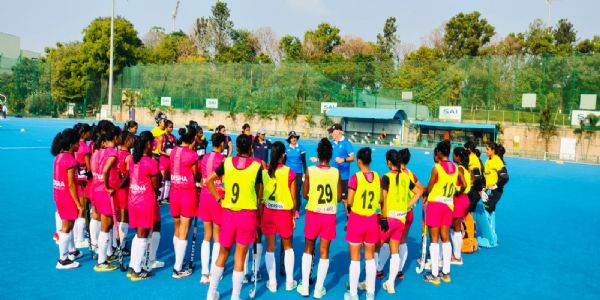 अंडर-18 टीम महिला टीम के साथ टिम व्हाइट अंडर-18 टीम महिला टीम के साथ टिम व्हाइट