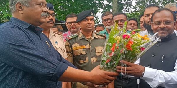 सहायक उच्चायुक्त मनोज कुमार को गुलदस्ता देकर स्वागत करते हुए