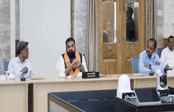 नगर विकास विभाग कीसमीक्षा बैठक करते हुए मुख्यमंत्री सम्राट चौधरी