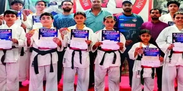 कराटे में उत्कृष्ट प्रदर्शन करने पर सम्मानित खिलाड़ी।