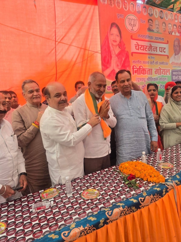 फतेहाबाद। पूर्व विधायक लक्ष्मण नापा का स्वागत करते प्रदेशाध्यक्ष मोहन लाल बड़ोली व जिलाध्यक्ष प्रवीण जोड़ा।