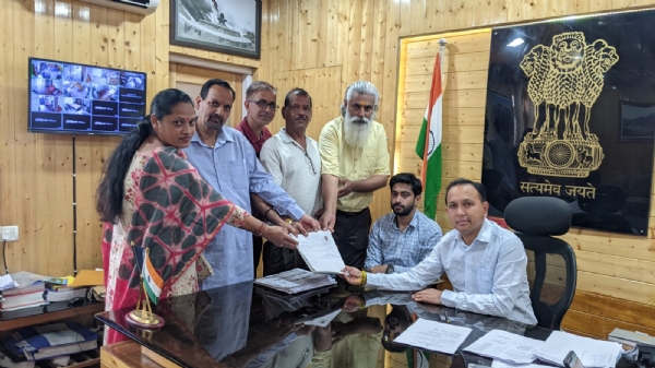 नामांकन भरते हुए उम्मीदवार।
