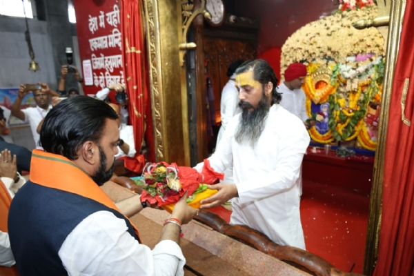 मुख्यमंत्री ने महावीर मंदिर में विधिवत पूजा-अर्चना कर राज्य की सुख, शांति एवं समृद्धि की कामना की