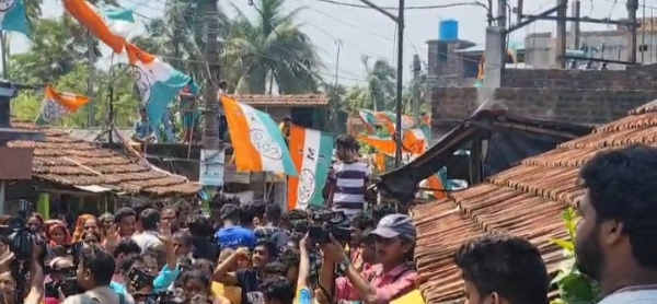 सड़क पर विरोध प्रदर्शन करते हैं स्थानीय लोग