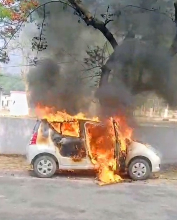 धू धू कर जलती कार