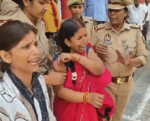 पीड़िता को समझाती महिला पुलिसकर्मी
