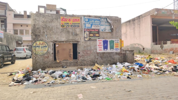 फायर ब्रिगेड कार्याल्य के पास लगे गंदगी के ढेर।