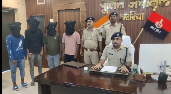 अररिया फोटो:गिरफ्तार स्मैक सप्लायर और एसपी