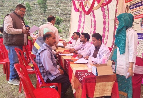 स्वास्थ्य शिविर में मरीजों का स्वास्थ्य परीक्षण करते चिकित्सक