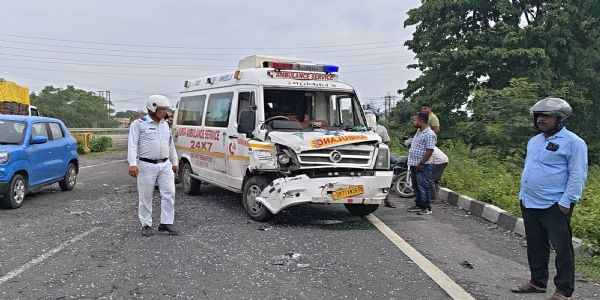 हादसे का शिकार हुआ एम्बुलेंस, अंदर फंसा रहा मरीज