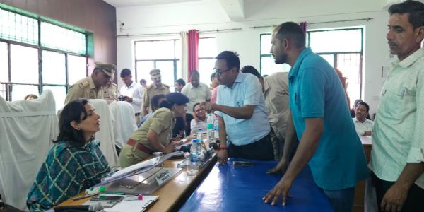 फर्रुखाबाद: जिलाधिकारी ने सम्पूर्ण समाधान दिवस में शिकायत मिलने पर लेखपाल व सचिव को किया सस्पेंड