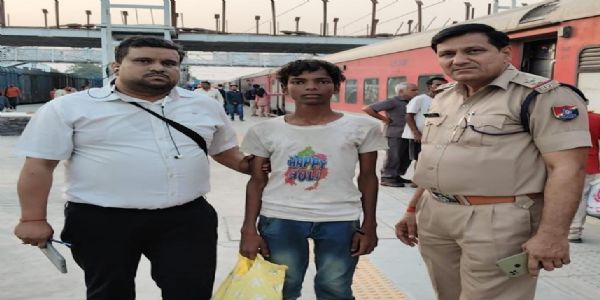 रेलवे स्टाफ की सराहनीय पहल, सतर्कता से सुरक्षित हुआ 11 वर्षीय बालक