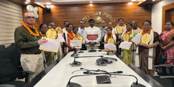सेवानिवृत 11 शिक्षकों-दो कमिर्यों को समाहरणालय में दी गई विदाई
