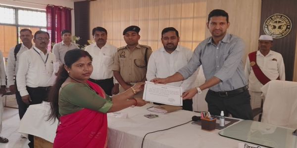 संस्कृत बोर्ड परीक्षा में चमकी करिश्मा, डीएम ने किया सम्मानित