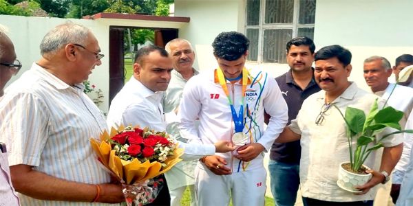 बीच एशियन गेम्स के रजत पदक विजेता यथार्थ देशवाल का डीएम ने किया सम्मान