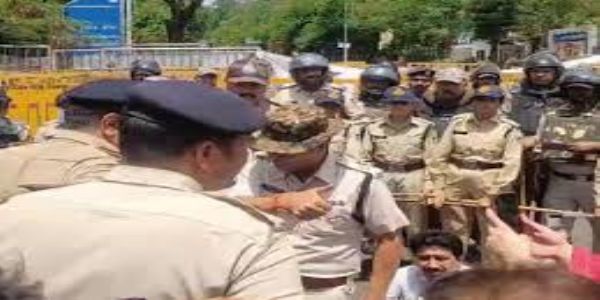 भोपाल में मानस भवन के पास 70 साल पुरानी आदिवासी बस्ती हटाई, विरोध पर हल्का लाठीचार्ज, कांग्रेस नेता हिरासत में