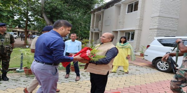 आयुक्त ने किया खूंटी का दौरा कर की योजनाओं की समीक्षा