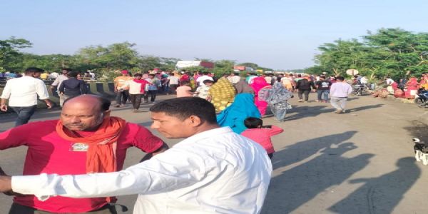 तेज रफ्तार ट्रक की ठोकर से महिला व युवक की मौत, आक्रोशित ग्रामीणों ने एनएच-27 किया जाम