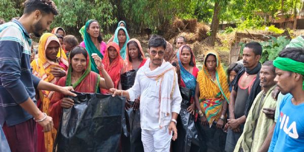 गरीबों के बीच पॉलिथीन बांटकर सहारा बने लक्ष्मण कुमार झा, विस्थापित परिवारों को दी राहत