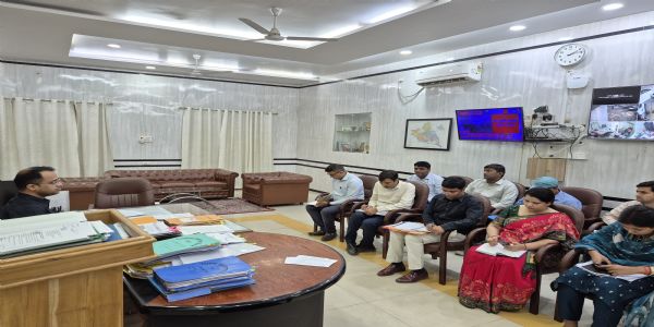 सोलर स्ट्रीट लाइट योजना की जिलाधिकारी ने किया समीक्षा