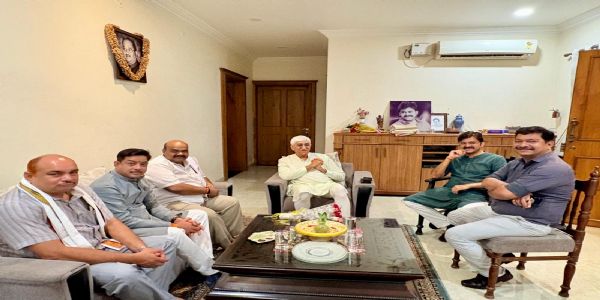 अकलतरा में पूर्व उपमुख्यमंत्री टीएस सिंहदेव का दौरा, विधायक राघवेंद्र सिंह के निवास पर हुई अहम मुलाकात