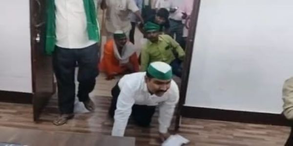 घुटनों के बल चलकर किसानों ने सौंपा ज्ञापन, समस्याओं के समाधान की उठाई मांग