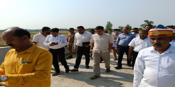 जिलाधिकारी ने बाढ़ सुरक्षा और अन्नपूर्णा भवन कार्यों का निरीक्षण किया, गुणवत्ता में कमी पर ठेकेदार को नोटिस