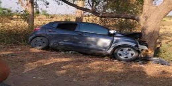 सतना में  पेड़ से टकराई कार, चालक की मौत, 3 बच्चों समेत 5 घायल
