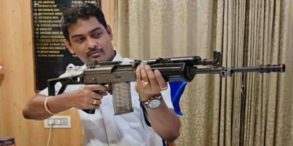 सोशल मीडिया पर अग्नेयास्त्र के साथ तस्वीर पोस्ट करने वाले कालीघाट थाने के ओसी गौतम दास निलंबित