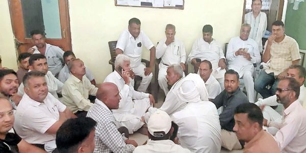 जींद : आढ़तियों ने मंडियों से माल का उठान न होने पर मंडी गेट पर जड़ा ताला