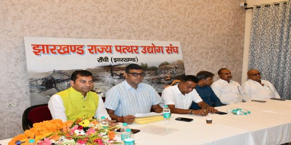 खादानों में वन सीमा की दूरी मानक से पत्थर उद्योग संकट में : चंद्रेश्ववर सिंह