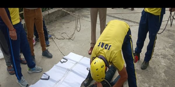 पुल से लटक कर युवक ने की आत्महत्या