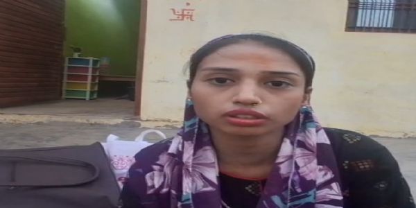 बंद मकान की छत से घुसे चोर, लाखों के जेवर-नकदी पार