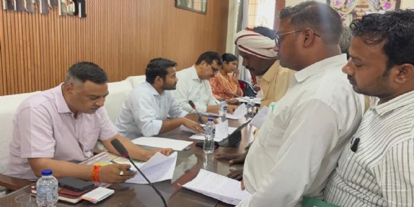 समाधान दिवस में फरियादियों की लगी कतार, डीएम के सख्त तेवर- लापरवाही पर होगी कार्रवाई