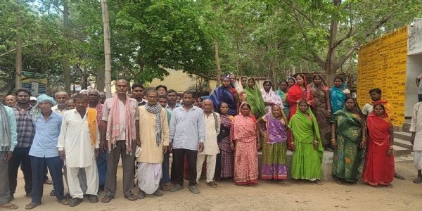 जनता दरबार में अधिकारियों के नहीं पहुंचने पर फरियादियों ने की नारेबाजी