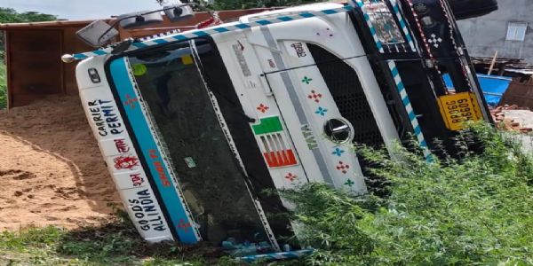 राघोपुर में तेज रफ्तार का कहर: बालू लदा 18 चक्का ट्रक पलटा, चालक मौके से फरार