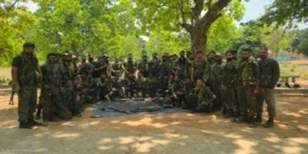 सारंडा जंगल में नक्सलियों के खिलाफ सुरक्षा बलों का अभियान, हथियार और विस्फोटकों का जखीरा बरामद