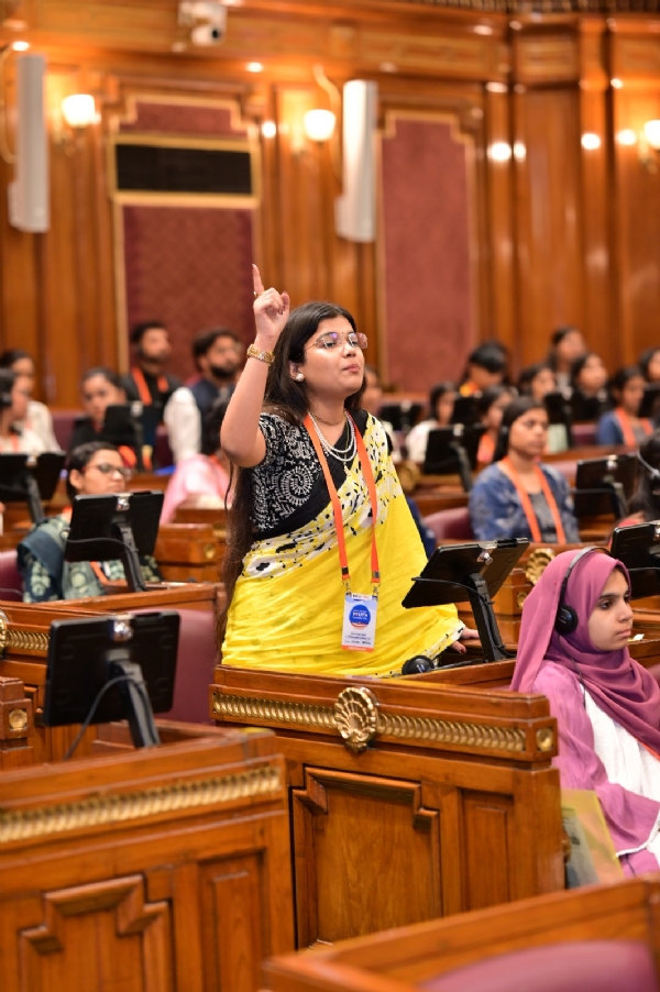 राज्य स्तरीय विकसित भारत युवा संसद 2026 के दूसरे दिन शनिवार सदन में चर्चा करते युवा