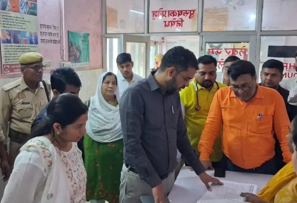 सीएचसी नानपारा में अभिलेखों की जांच करते सीडीओ सुनील धनवंता