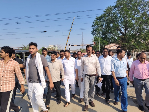 निरीक्षण करते रेलवे के मंडल अभियंता दिवाकर प्रसाद विद्यार्थी एवं अन्य