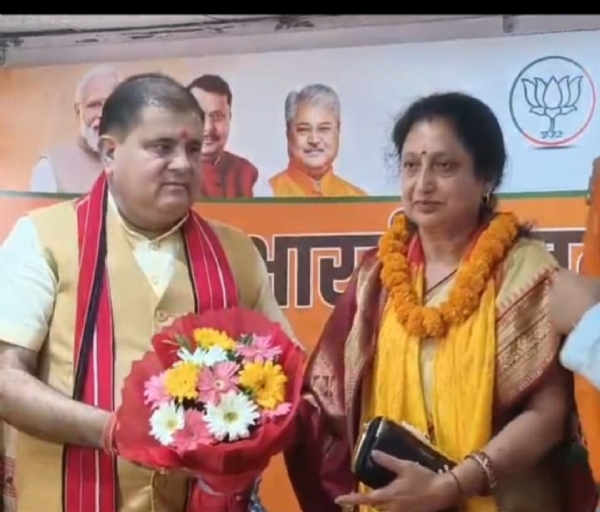 भाजपा प्रदेश अध्यक्ष महेंद्र  भट्ट1 की उपस्थिति में पार्टी में शामिल होती।