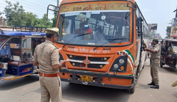 वाहनों की चेकिंग करते  ट्राफिक  पुलिस