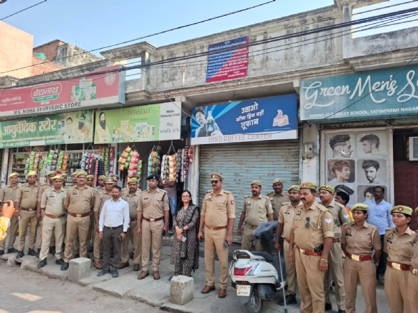 कुर्की की कार्यवाही करता प्रशासन