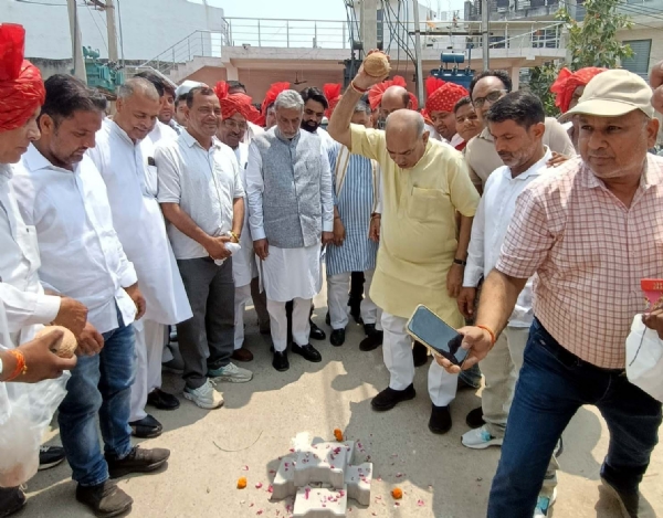 विकास कार्याे की शुरुआत करते केंद्रीय राज्यमंत्री कृष्णपाल गुर्जर