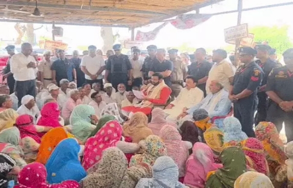 धरना स्थल पर मौजूद मुख्यमंत्री नायब सिंह सैनी।